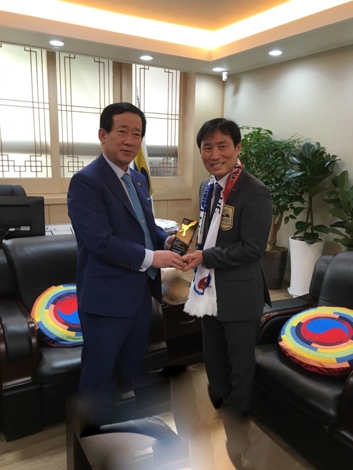 GrandMaster Yu receiving his award from  Kukkiwon President